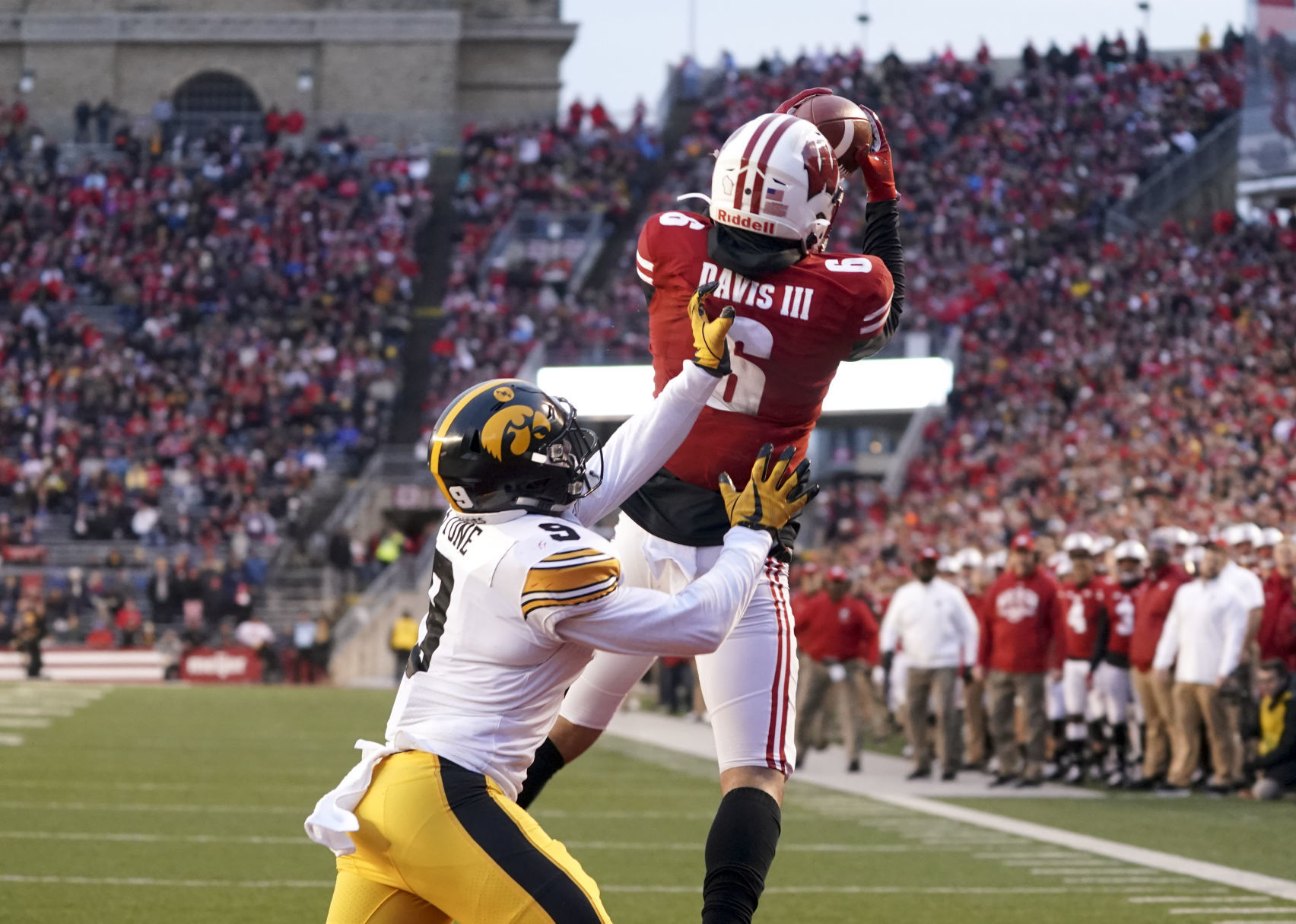 Badgers 24, Hawkeyes 22